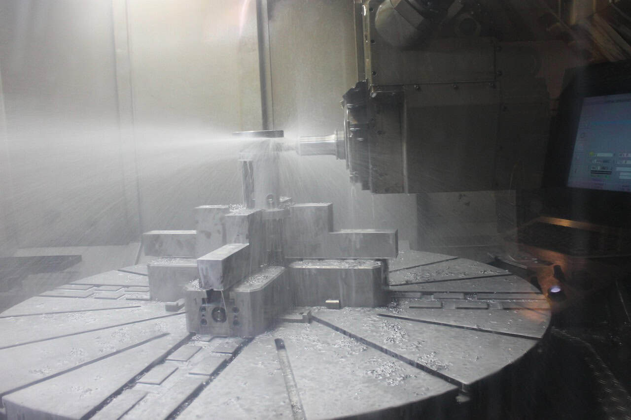 Machine-outil automatisée dans une usine de production