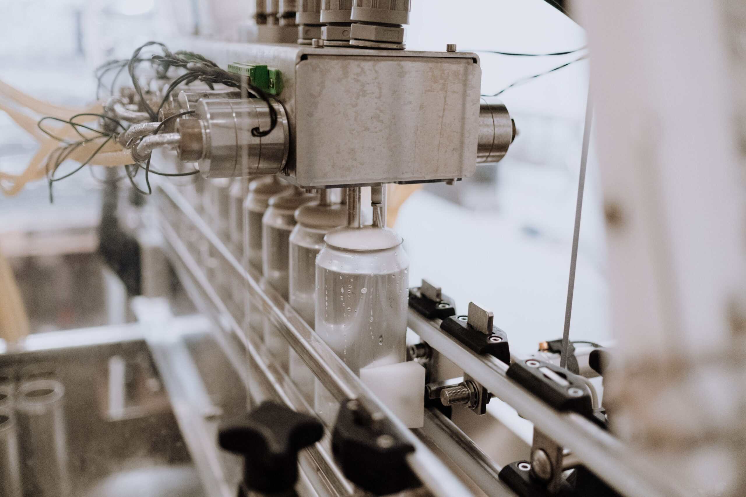 Ligne automatisee de remplissage de contenants en production